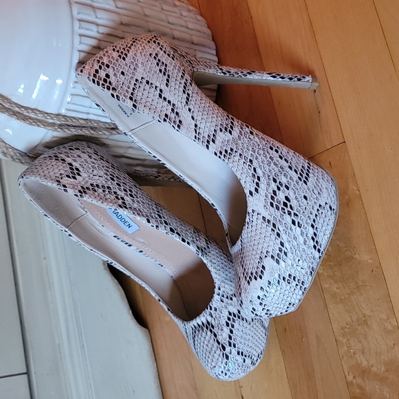 Steve Madden Shoes - Steve Madden Skin Snake 🐍 Pumps Size 9.